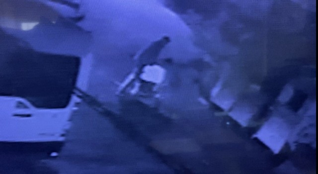 İstanbulda gasp dehşeti kamerada: Darp ettikleri genci yerde sürükleyip telefonunu çaldılar
