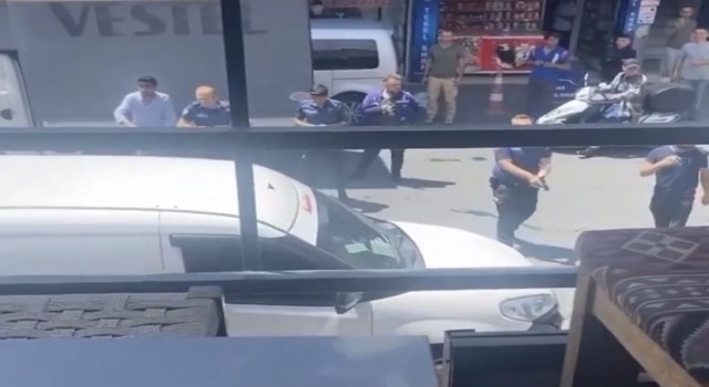 İstanbulda hareketli anlar: Oğluyla tartışıp etrafa saldırdı, polis silah çekip biber gazı sıktı