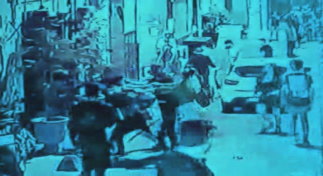 İstanbulda meydan kavgası kamerada: Torbacı darp edildi, ortalık savaş alanına döndü
