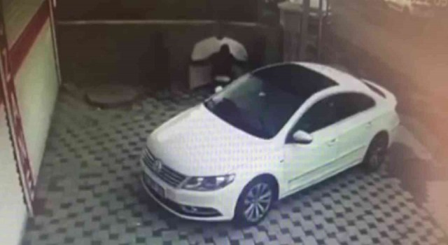 İstanbulda otomobillere dadanan kaput hırsızı kamerada