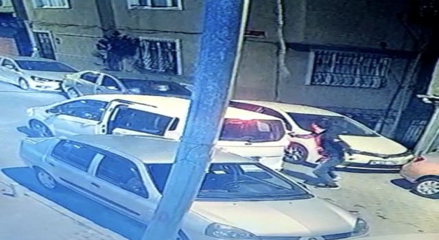 İstanbulda silahlı saldırı kamerada: Plakasız araçtan inip kurşun yağdırdı