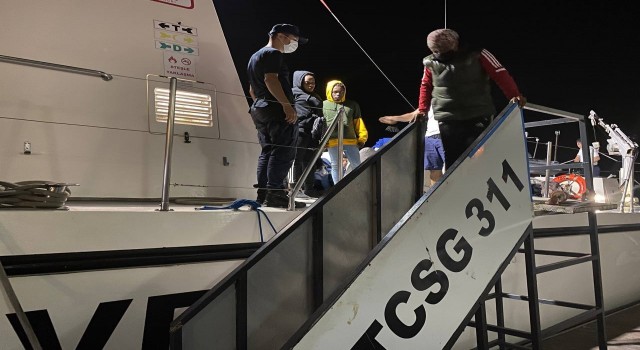 İzmir açıklarında 39 göçmen kurtarıldı, 32 göçmen yakalandı