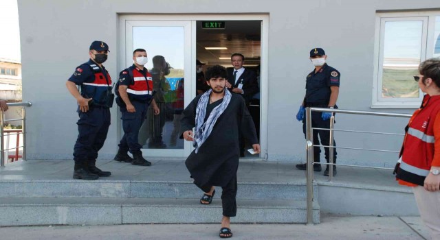 İzmirde 226 Afgan göçmen sınır dışı edildi