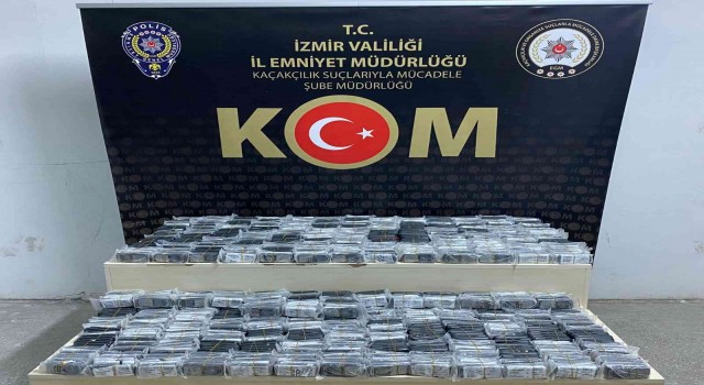 İzmirde 990 gümrük kaçağı cep telefonu ele geçirildi