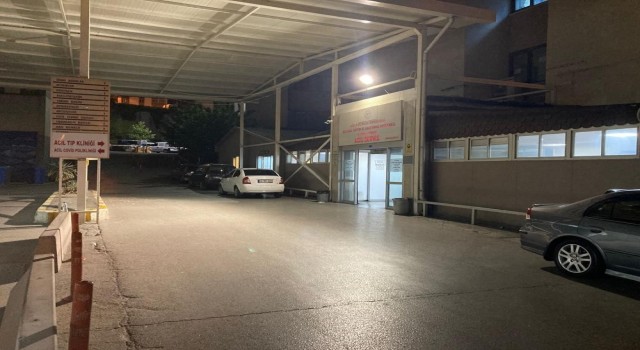 İzmirde güvenlik görevlisi hasta yakınları tarafından darp edildi