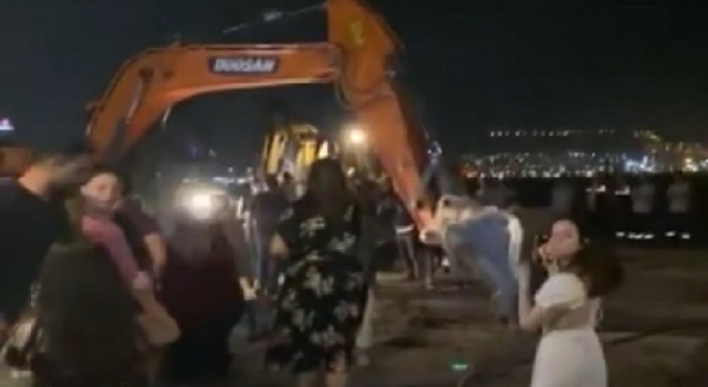 İzmirde ilginç görüntüler: Yıkım ekibi ve polis geldi, düğün yarıda kaldı