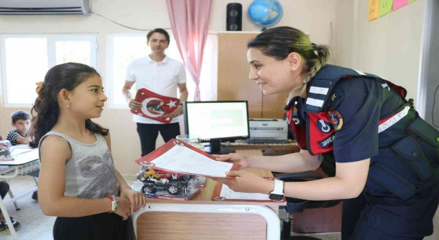 İzmirde jandarma ekipleri öğrencilerin karne sevincine ortak oldu