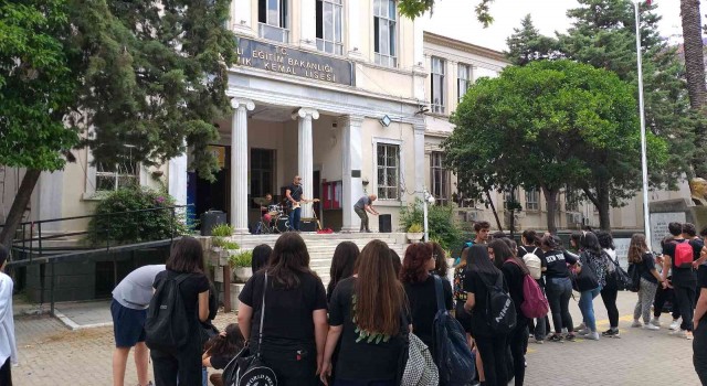 İzmirde lise öğrencileri yılın yorgunluğunu festivalle attı