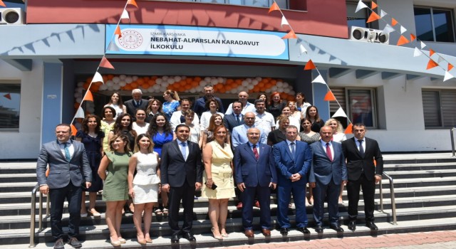 İzmirde öğrenciler karnelerini aldı