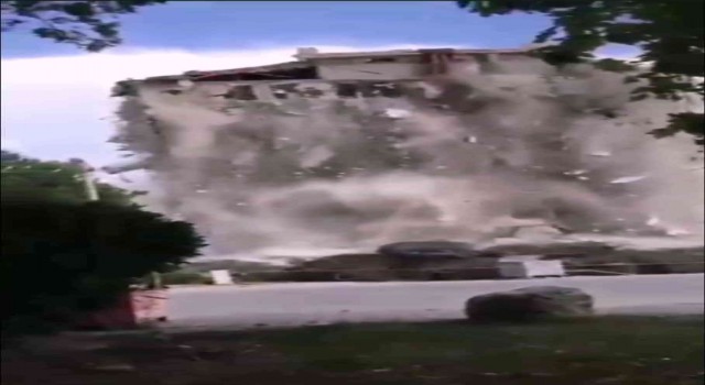 İzmirde paniğe yol açan yıkım: O anlar kamerada