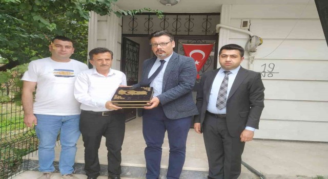 İzmit Belediyesi koordinatörleri, şehit babalarının gününü kutladı
