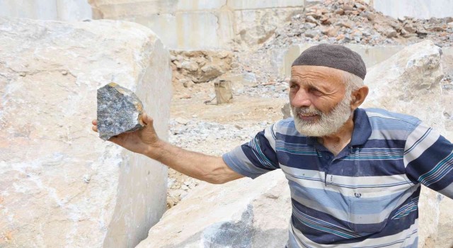 İznikte yarım asırdır ekmeğini taştan çıkartıyor
