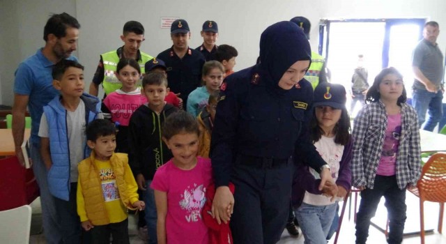Jandarma köy çocuklarını sinemayla buluşturdu