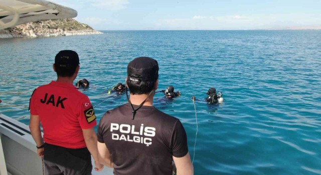 Jandarma ve emniyet Van Gölünde omuz omuza görevde