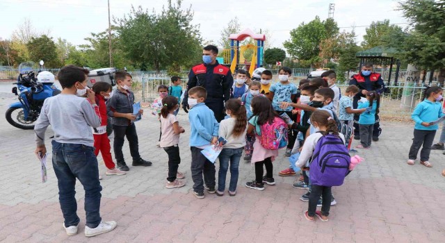 Jandarmadan köy çocuklarına sürpriz ziyaret