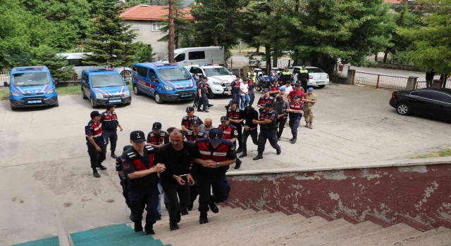 Jandarmanın 3 ilde şafak operasyonunda 5 tutuklu