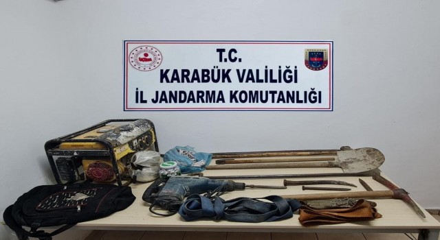Kaçak kazı yapan 4 kişi suçüstü yakalandı