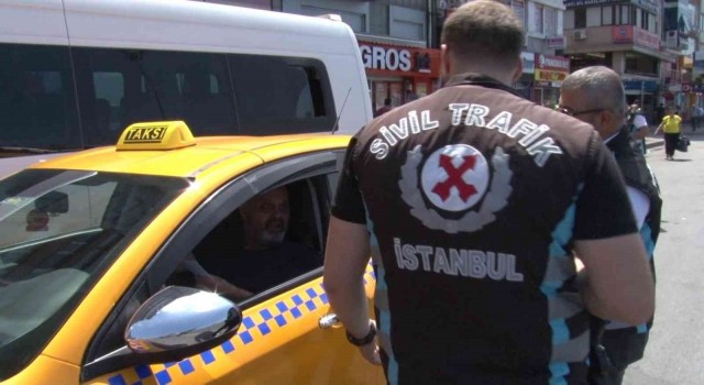 Kadıköyde emniyet kemeri takmayınca ceza yiyen taksici: “İyi ki varlar, iyi ki bizimleler”
