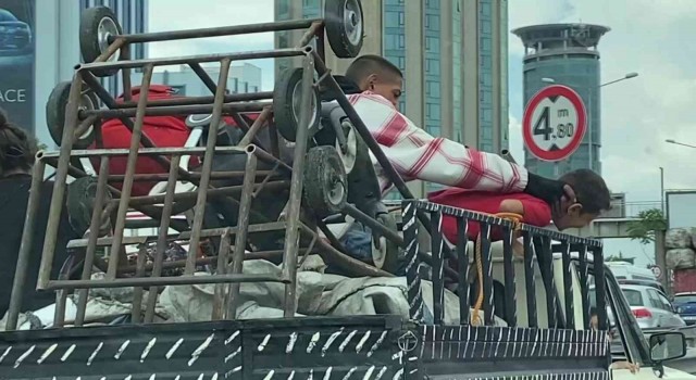 Kadıköyde kamyonet kasasında aile boyu tehlikeli yolculuk kamerada