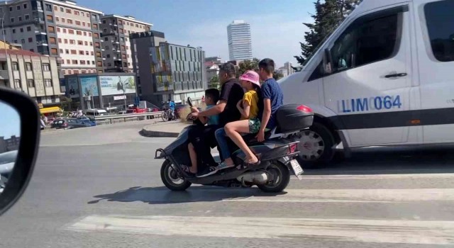 Kadıköyde motosiklet üzerinde aile boyu tehlikeli yolculuk kamerada