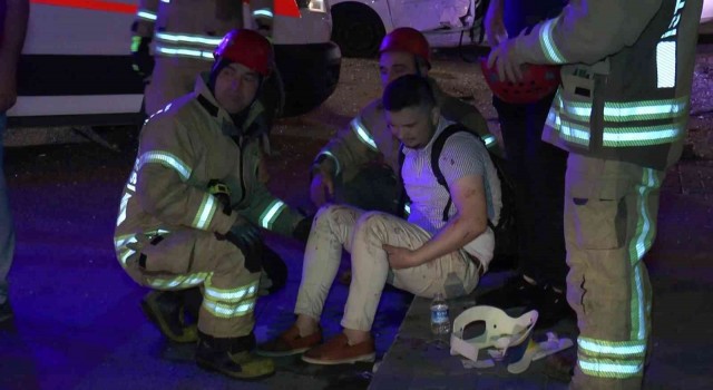 Kadıköyde otomobil otobüs durağına daldı: 1i ağır 5 yaralı