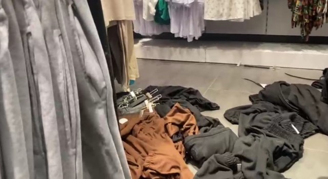 Kadın mağazasında İçeriyi mi gözetliyorsun kavgası
