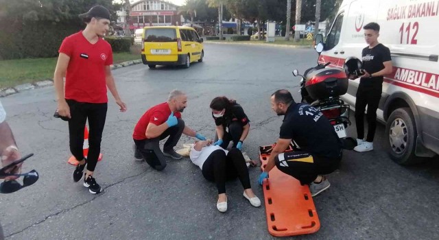 Kadın motosiklet sürücüsünü kaskı hayatta tuttu