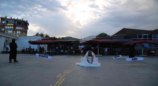 Kadına yönelik şiddeti sokak performansı ile protesto ettiler