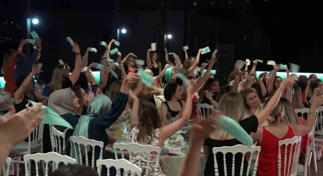Kadınlar matinede mendil yerine maske salladı
