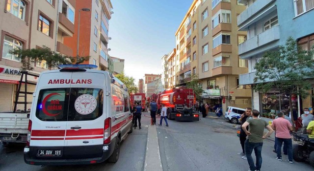 Kağıthanede hırdavat dükkanında korkutan yangın: 12 kişiyi itfaiye kurtardı
