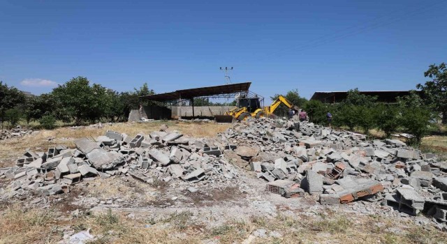 Kahtadaki kullanıma kapalı yapılar kaldırarak yollar trafiğe açılıyor