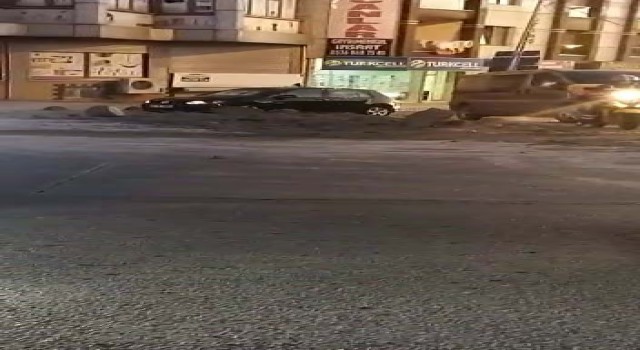 Kamyondan dökülen hafriyat caddeyi kapattı, faciadan kıl payı dönüldü