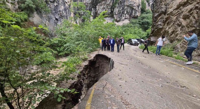 Kanyondaki suyun debisi yükseldi, yol çöktü