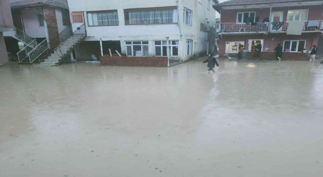 Karabükte sağanak sonrası evlerin giriş katlarını su bastı