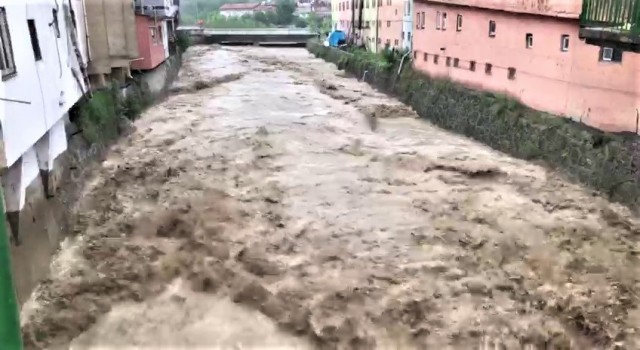 Karabükte taşma noktasına gelen dereler halkı tedirgin ediyor