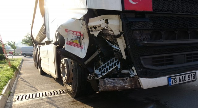 Karabükte tır otomobille çarpıştı: 3 yaralı