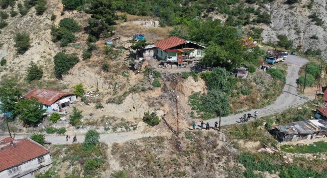 Karabükte toprak kayması nedeniyle 5 ev tedbir amaçlı boşaltıldı