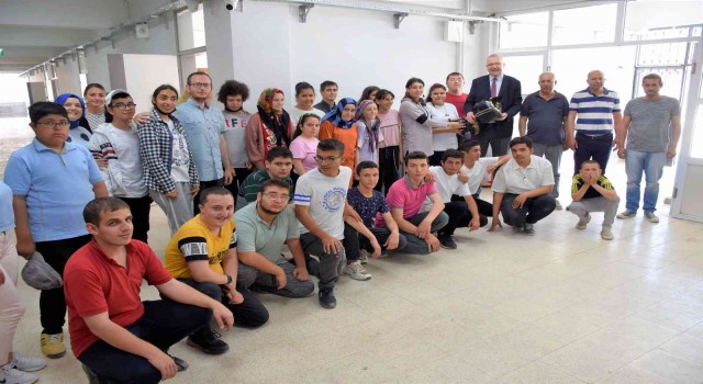 Karacabeyde eğitime destekler sürüyor