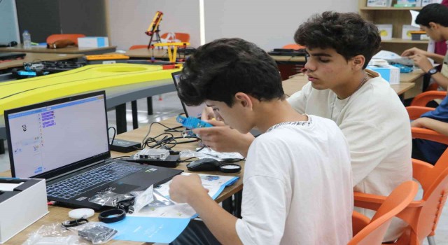 Karaköprüde gençler robotik kodlama eğitimi alıyor