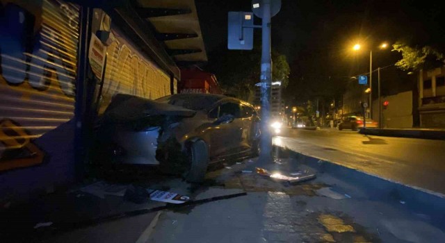 Karaköyde kontrolden çıkan otomobil süratli şekilde sokak tabelasını ezip kepenge çarptı