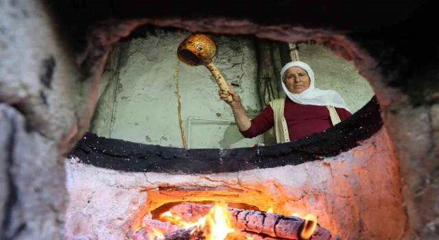 Karnavasta kazanlar dut pekmezi için kaynamaya başladı