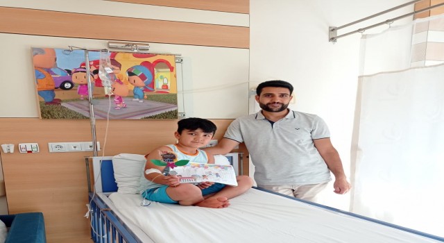Karnesini hastanede öğretmeninin elinden aldı