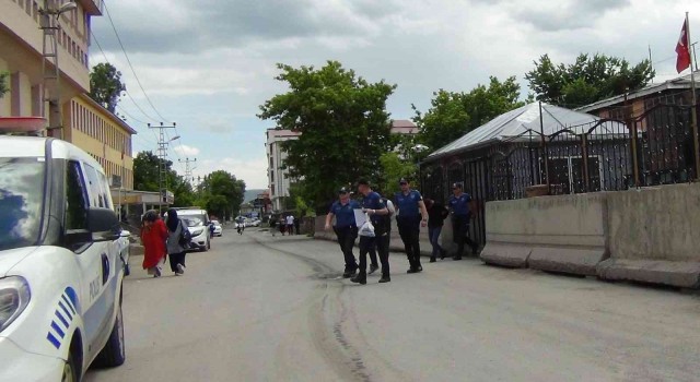 Karsta 2 oto hırsızı tutuklandı