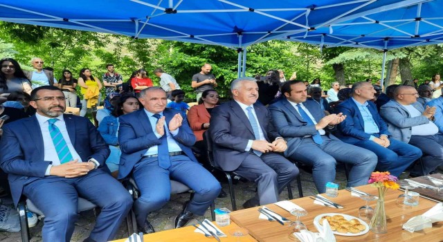 Karsta Devlet Konservatuarında mezuniyet coşkusu