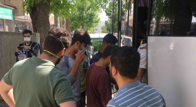 Karsta düzensiz göçmenler sınır dışı ediliyor