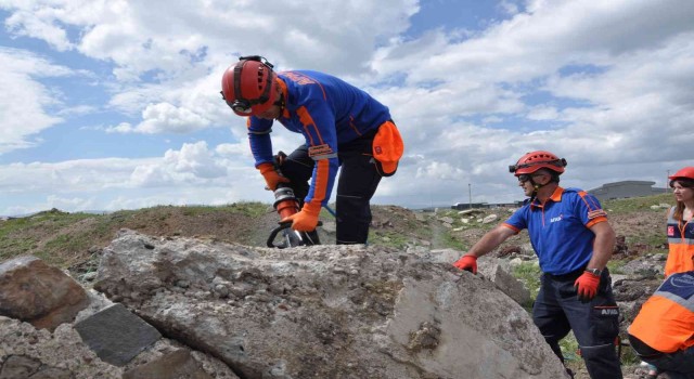 Karsta nefesleri kesen deprem tatbikatı