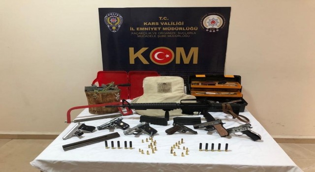 Karsta ruhsatsız silah ele geçirildi