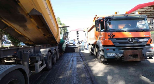 Karsta şehiriçi yollarda sıcak asfalt atılıyor