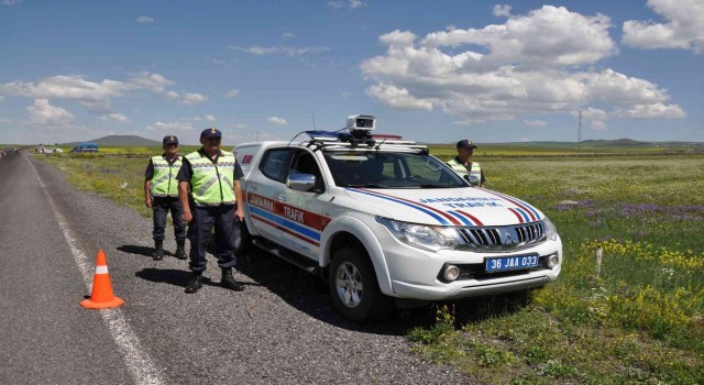 Karsta yerli mobil hız tespit sistemiyle jandarma uygulama yapıyor