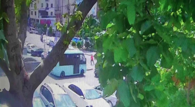 Kartalda freni patlayan minibüs elektrik direğini devirip duvara çarptı